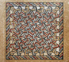 Sol en mosaïque de la zone du bema dans l