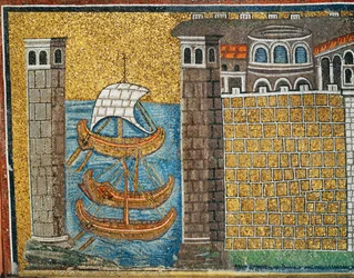 Entrée du port de Classe, tours portuaires et trois navires, détail, VIe siècle (mosaïque)