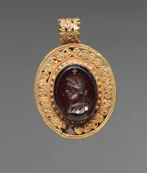 Pendentif avec intaille de portrait, années 500