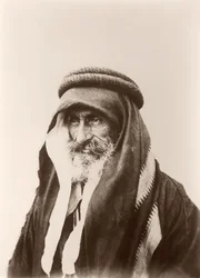 Portrait de Sheikh Khalil Senaah (contre un mur) à Kerak, c.1895-99