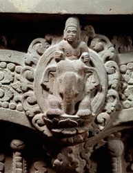 Art khmer : « Le dieu Indra au centre sur Airavata et les Maruts, les dieux de la tempête et du vent ». Linteau en pierre dans le style de Sambor Prei Kuk (600-650). Provenant du Cambodge. Paris, Musée Guimet, Musée national des arts asiatiques