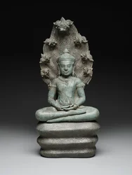 Bouddha Muchalinda, fin 12e-début 13e siècle (alliage de cuivre)