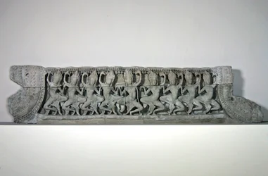 Fronton montrant neuf apsaras dansantes, fin XIIe-début XIIIe siècle, de Bayon, Angkor Thom