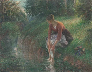 Femme se baignant les pieds dans un ruisseau