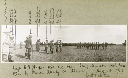 Le général Allenby décorant le capitaine Harper avec la D.C.M. lors d