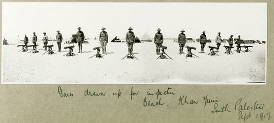 Armes alignées pour inspection sur la plage, Khan Yunis, septembre 1917