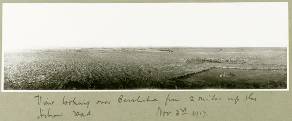 Vue sur Beersheba depuis deux miles sur la route de Hébron, 3 novembre 1917
