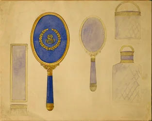 Une sélection de designs de la Maison Carl Fabergé comprenant un miroir à main ovale, un plus petit miroir et deux bouteilles montées
