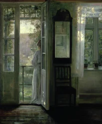 Fille debout sur un balcon
