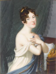 Une dame, debout devant un lit et une draperie verte, tenant sa chemise blanche et son étole brodée bleue contre sa poitrine, un peigne en or dans ses cheveux bouclés et relevés.