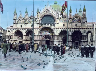 Italie, Venise, place Saint-Marc et basilique Saint-Marc, image datée : vers 1910. Archives Carl Simon