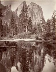 Vue en miroir des rochers de la cathédrale, Yosemite, vers 1872, imprimé vers 1876