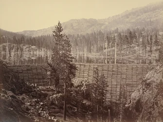 Réservoir de Rudyard. Barrage central de 114 pieds de haut ; caisson en bois et remplissage en pierre
