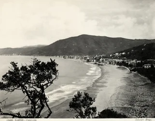 Étendue de la plage à Alassio, vers 1890 (photo n/b)