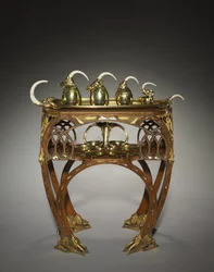 Plateau avec pot à crème, sucrier couvert, théière, pot à eau chaude et plateau, exécuté par Adrien-Aurélien Hebrard, et table, c.1907