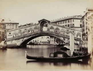 Vue sur le Grand Canal avec le pont du Rialto à Venise