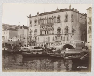 Hôtel Royal Danieli dans le Palazzo Dandolo et bateaux à la Riva degli Schiavoni à Venise
