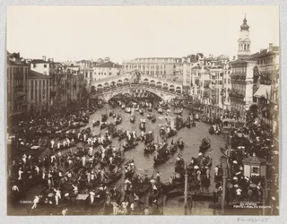 Régate de gondoles sur le Grand Canal à Venise, près du pont du Rialto
