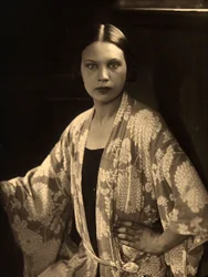 Portrait en buste de Wanda Wulz portant un peignoir kimono