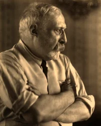 Portrait de profil du peintre Arturo Rietti les bras croisés