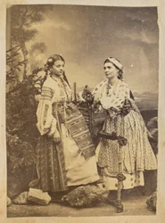 [Portrait de deux femmes gitanes roumaines].