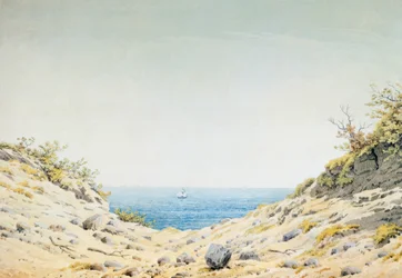 Vue sur la mer à travers un creux de la rive
