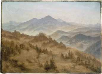 Montagnes dans le brouillard montant
