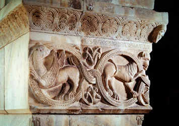 Chapiteau avec sculptures d