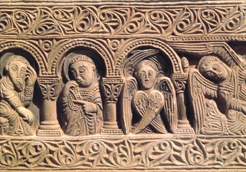 Relief représentant des saints avec un séraphin, détail du linteau du portail