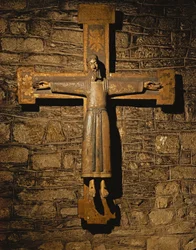 Le Christ sur la croix, entièrement vêtu