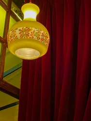 Composition - Lampe et rideaux, 2022 (photo)
