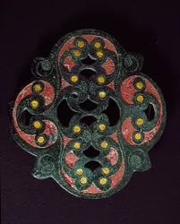 Art celtique : plaque de bronze percée avec incrustation d