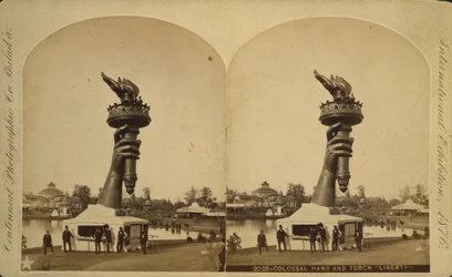 Main colossale et torche de la "Liberté" exposées à l