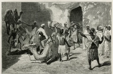 Le chargement des chameaux de la caravane de l