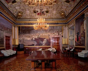 La salle Maccari richement décorée de stuc doré et de scènes de l