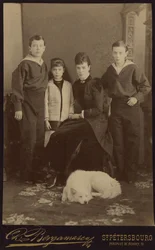 Impératrice Maria Fyodorovna avec enfants, Nicholas Alexandrovich, George Alexandrovich et Xenia Alexandrovna