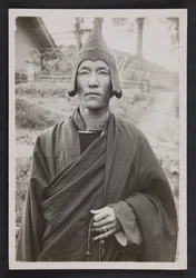 Un moine Nyingma tenant un rosaire