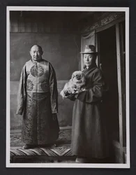 Un fonctionnaire monastique de Tashilhunpo avec un serviteur et un chien