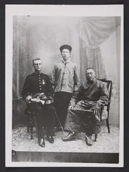 Charles Bell assis avec le treizième Dalaï Lama et le prince héritier du Sikkim, Sidkeong Tulku Namgyal, en 1910 (photo n/b)