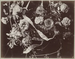Étude de fleurs avec panier et rubans