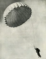 Aviateur utilisant un parachute pendant la Seconde Guerre mondiale, 1941