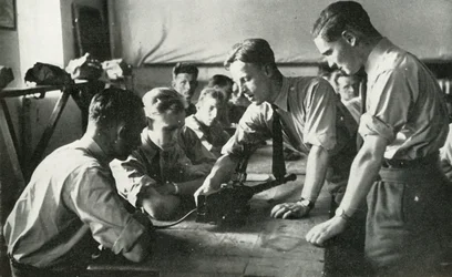Personnel de la RAF apprenant à utiliser des armes, 1941
