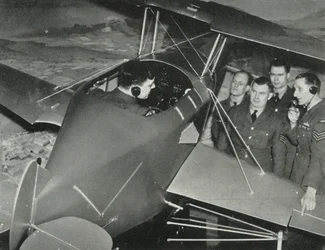 Personnel de la RAF apprenant à piloter dans un simulateur de vol pendant la Seconde Guerre mondiale, 1941