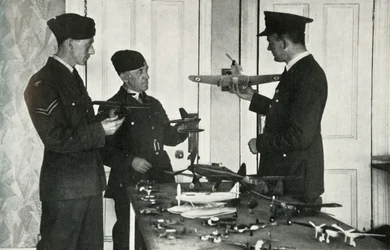 Personnel de la RAF apprenant à identifier les avions pendant la Seconde Guerre mondiale, 1941