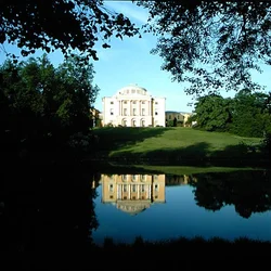 Vue de la façade du palais depuis les rives de la rivière Slavyenka