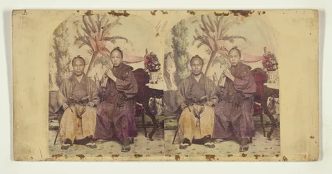 Deux membres de la première mission diplomatique japonaise aux États-Unis :  Membre non identifié (à gauche) et Tateishi Onojirō-Noriyuki, interprète en formation (à droite).