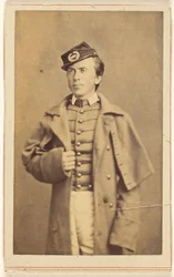 [Soldat non identifié de la guerre de Sécession, debout, une main empoignant son pardessus].