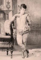 Portrait de Nora Hilderbrandt, la femme tatouée, vers 1896