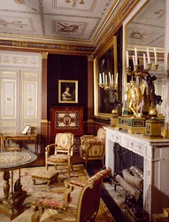 Le salon des visiteurs et portrait de la reine Hortense à gauche, Château de Malmaison à Rueil-Malmaison