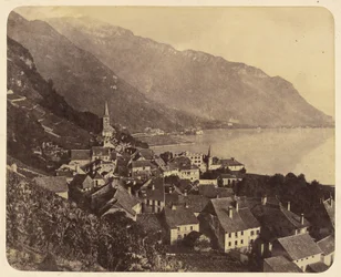 [Ville le long du rivage]